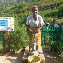 Femme d'Ambozantany heureuse de puiser cette eau si précieuse